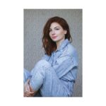 Alice Levine Instagram - Does Yoga with Adriene once... (📸 @alex_cameron 💙)
