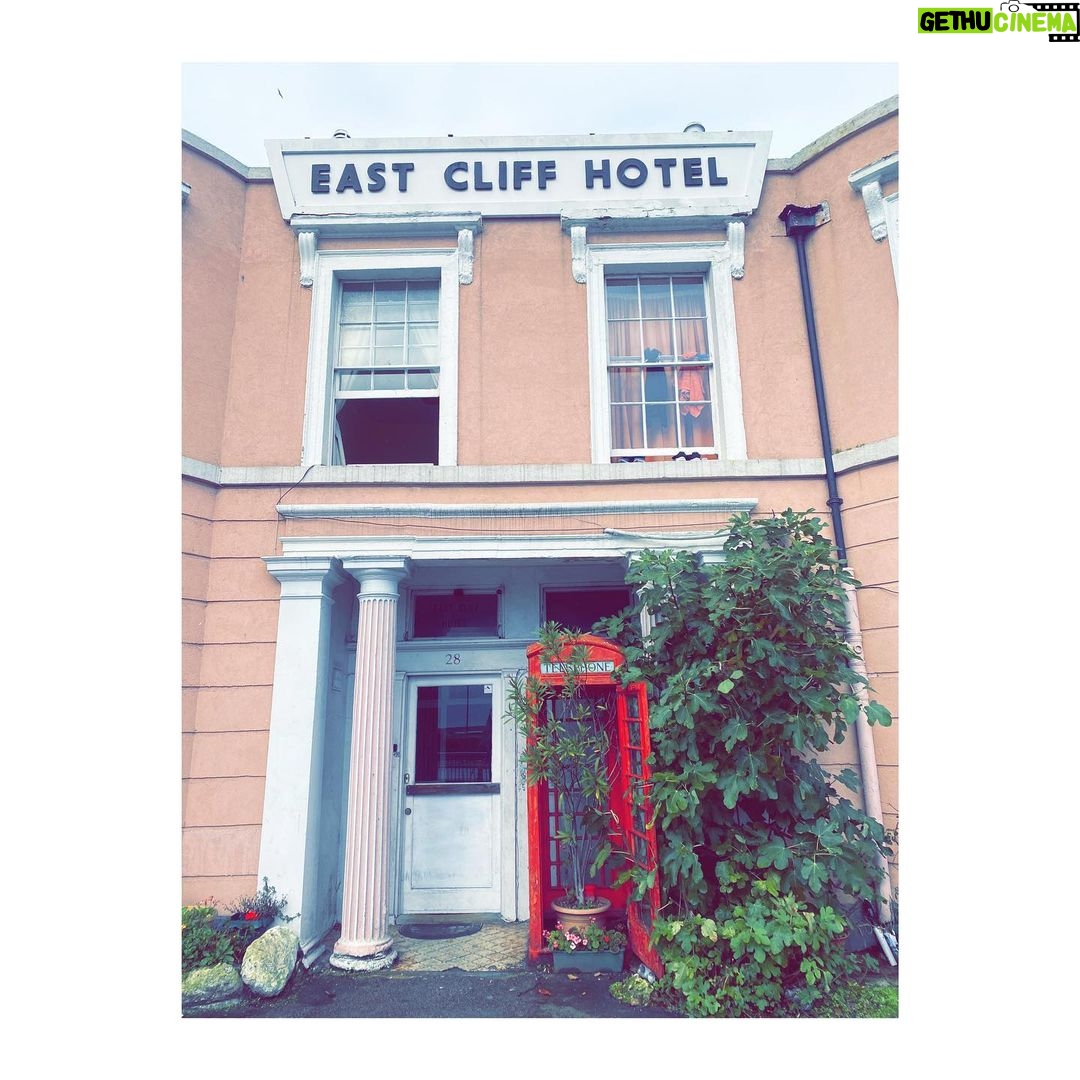 Alice Levine Instagram - You weren’t in so we left the box at the front door ☎️