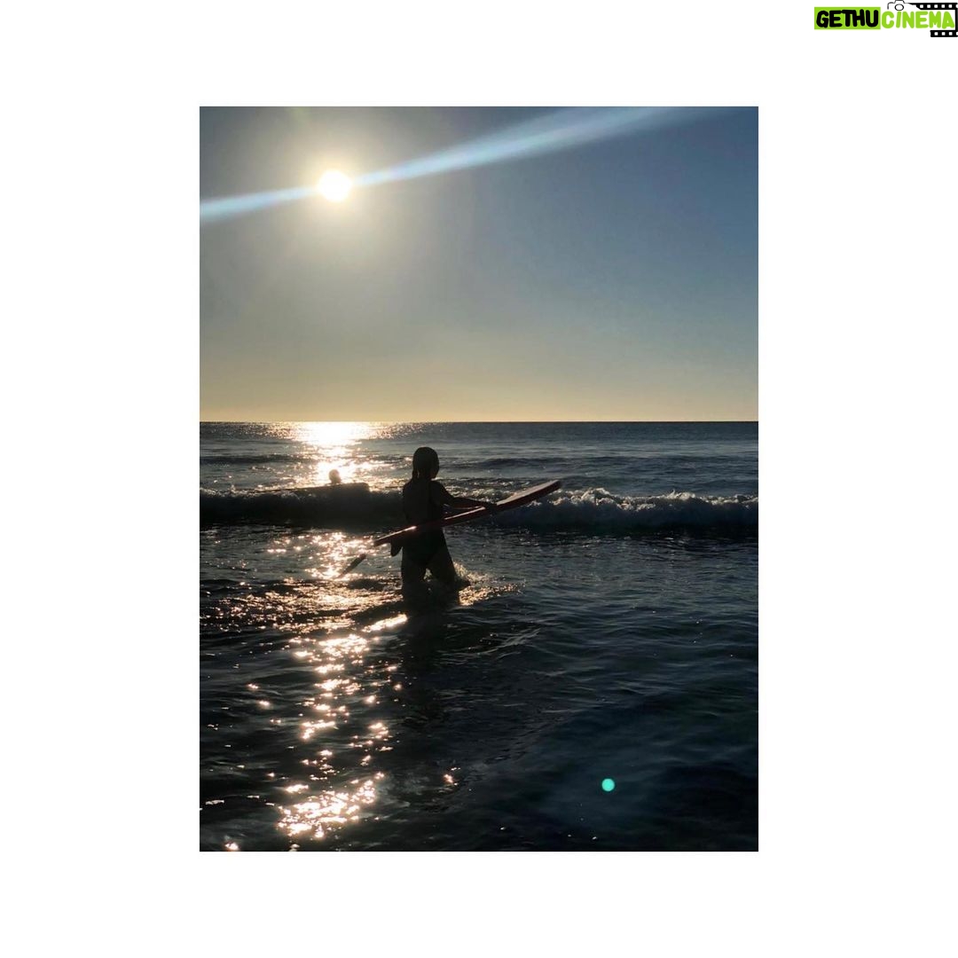 Alice Levine Instagram - Can you become a pro surfer this late in life? 🏄🏼♀️ You simply can’t teach elegance like this, you’re just born with it...📸 @uncleegor (plus many more of the major barrels that I rode - but didn’t want to be a show-off) Aldinga Beach