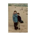 Alice Levine Instagram - Same beach. Same middle aged style. Same @siblingsordating energy. Swipe to make me shrink and Max grow. And, yes, 47 years have elapsed…but we got eyebrows, so every cloud. (We’ll never know why this was the chosen hand position) *UPDATE: the number of people who read this and think there is actually 47 years between pictures has been deeply, deeply dispiriting 😂