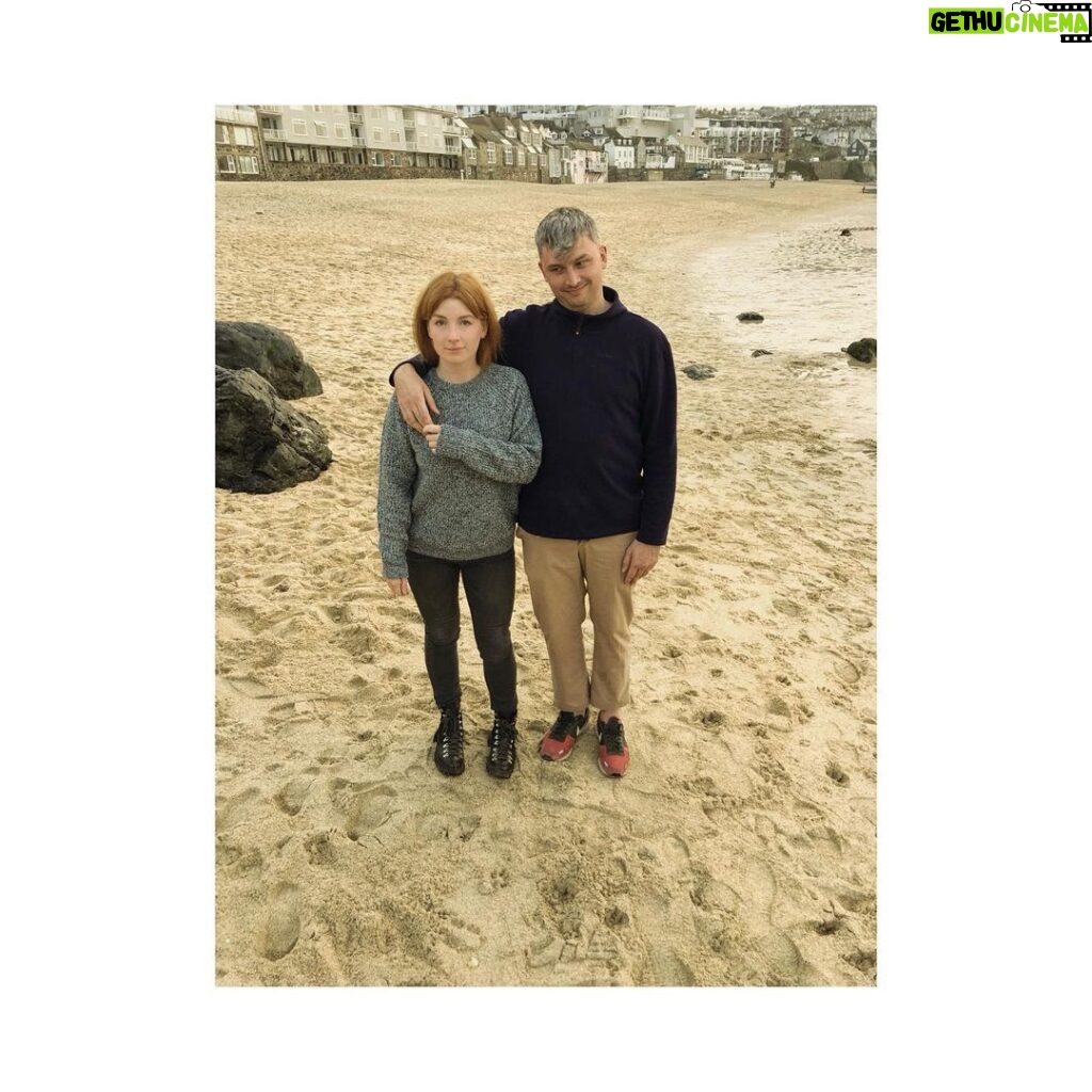 Alice Levine Instagram - Same beach. Same middle aged style. Same @siblingsordating energy. Swipe to make me shrink and Max grow. And, yes, 47 years have elapsed…but we got eyebrows, so every cloud. (We’ll never know why this was the chosen hand position) *UPDATE: the number of people who read this and think there is actually 47 years between pictures has been deeply, deeply dispiriting 😂