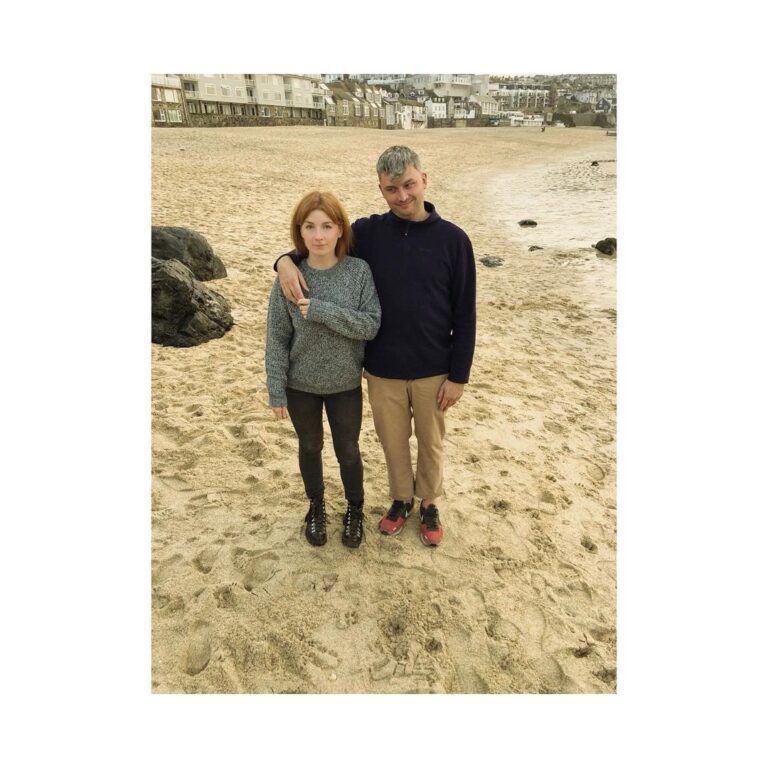 Alice Levine Instagram - Same beach. Same middle aged style. Same @siblingsordating energy. Swipe to make me shrink and Max grow. And, yes, 47 years have elapsed…but we got eyebrows, so every cloud. (We’ll never know why this was the chosen hand position) *UPDATE: the number of people who read this and think there is actually 47 years between pictures has been deeply, deeply dispiriting 😂