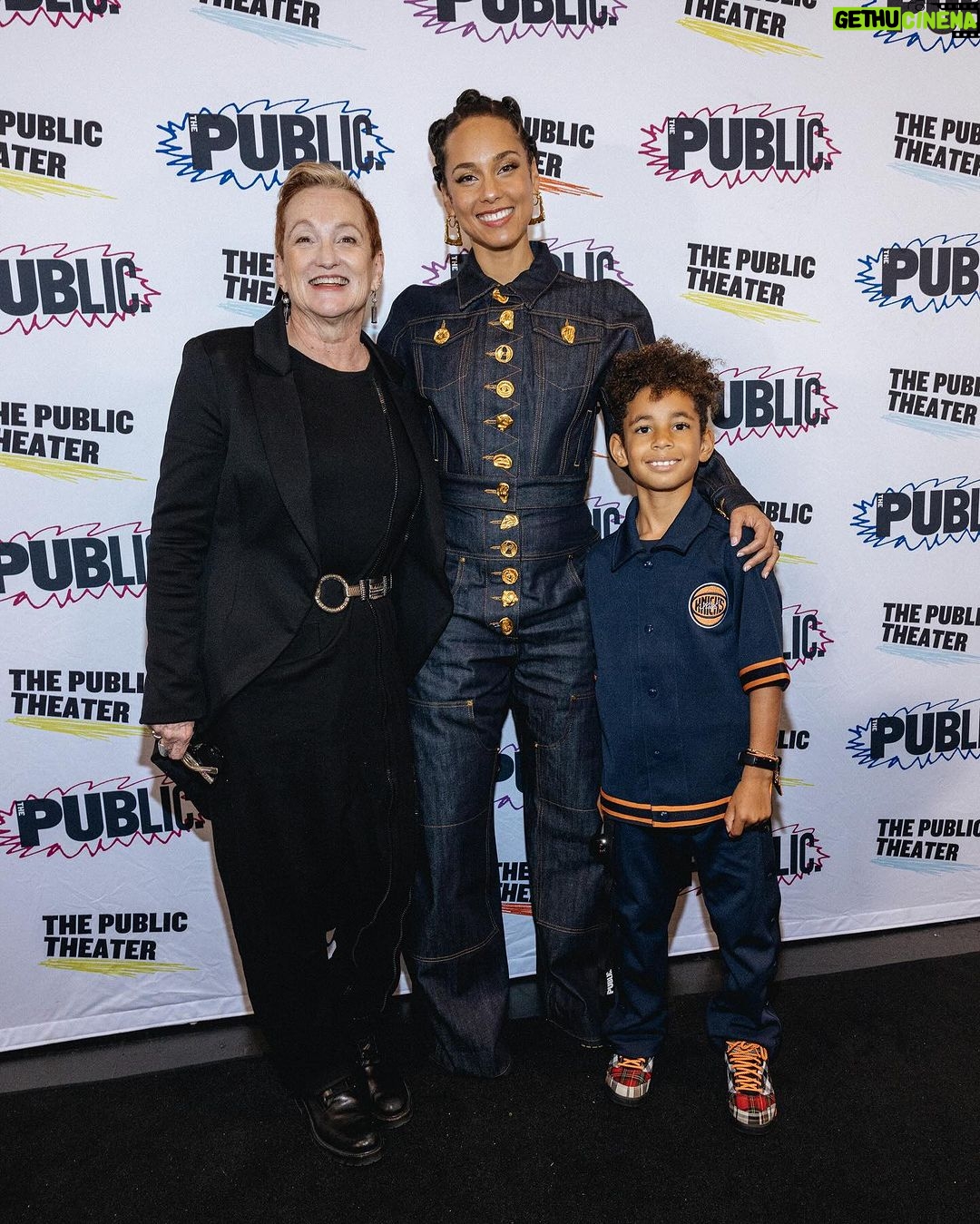 Alicia Keys Instagram - I know what it feels like to wonder if your dreams will ever find their way into the world Sometimes, it takes so much time you’re not sure…. Hell’s Kitchen opening night 🤩🥰 It still feels like a dream! I don’t even have the words. Pure magic 💫✨ Keep your eyes forward. Heart open. And love the journey just as much as you desire the destination 💜💜