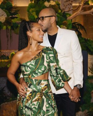 Alicia Keys Instagram - After all the running around, city to city, place to place, day to day, scehdule to scehdule, minute by minute 

you know just where you want to be and who loves you!

@therealswizzz 😍😍😍👑👑👑

My favorite place to be….