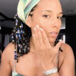 Alicia Keys Instagram – Getting ready for TO tonight!!!!!!!! Wanted to put you onto my latest skin secret “It’s Like Skin”!! This 2-in-1 skincare color hybrid by @keyssoulcare is an AMAAZING skin tint and concealer. It makes you glow!! ✨✨✨ 

I’m using it for all my shows. I LOVE how it looks! It feels so much Like Skin and is safe for your face! I absolutely love how this offering lets your true skin shine through! 😍😍😍 Sending you love and I can’t wait to seee you tonight!! Who’s coming to see me????