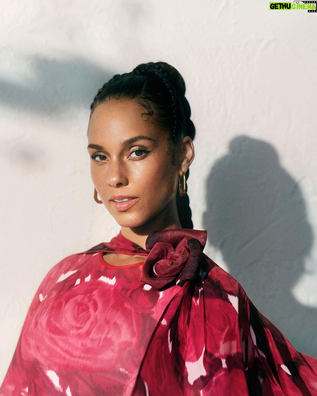 Alicia Keys Instagram - The world is so…. physical. You know, you're not really taught about the spiritual, the soulful, you're not really taught about how important it is to be a full person on the inside. My skin didn’t begin to change until I changed the energy around me, and within me. Big love to @instylemagazine and @keyssoulcare 💜💜💜