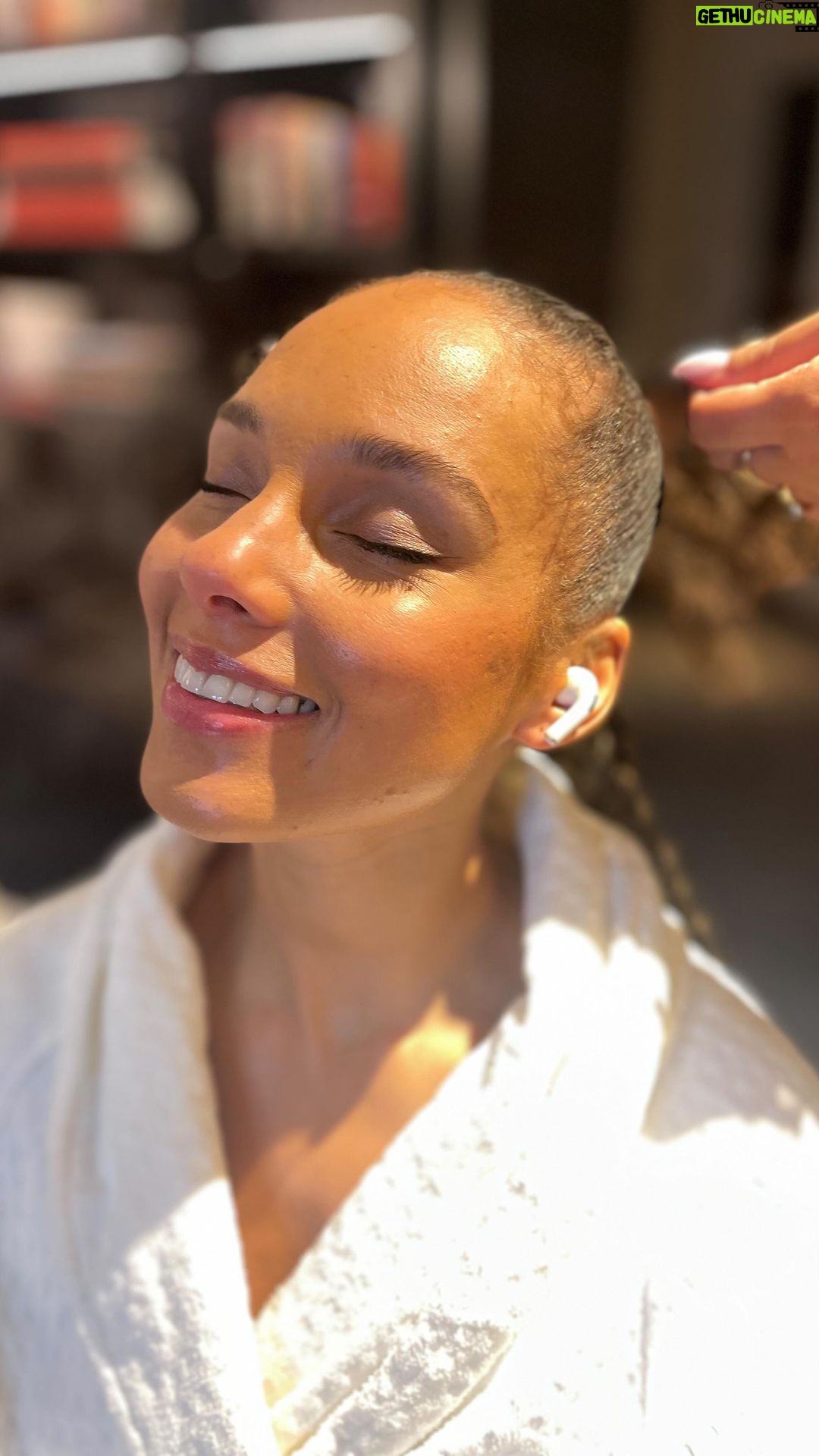 Alicia Keys Instagram - Taking a minute to nourish my skin + nurture my soul with a @keyssoulcare ritual for @capitalofficial π« π Golden Face Cleanser with Manuka Honey πΉ Reviving Aura Mist with Rose πββοΈ Skin Transformation Face Cream π Soft Stay Brow Gel π£ Comforting Balm
