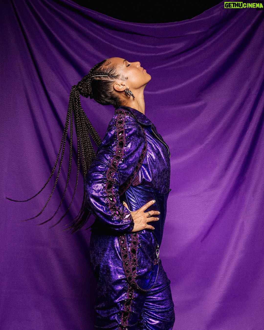 Alicia Keys Instagram - Can y’all guess my favorite color? 🤔💜✨