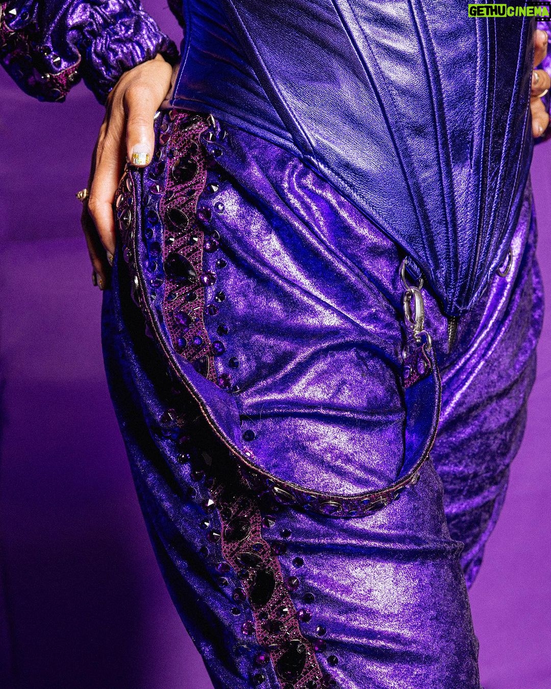Alicia Keys Instagram - Can y’all guess my favorite color? 🤔💜✨