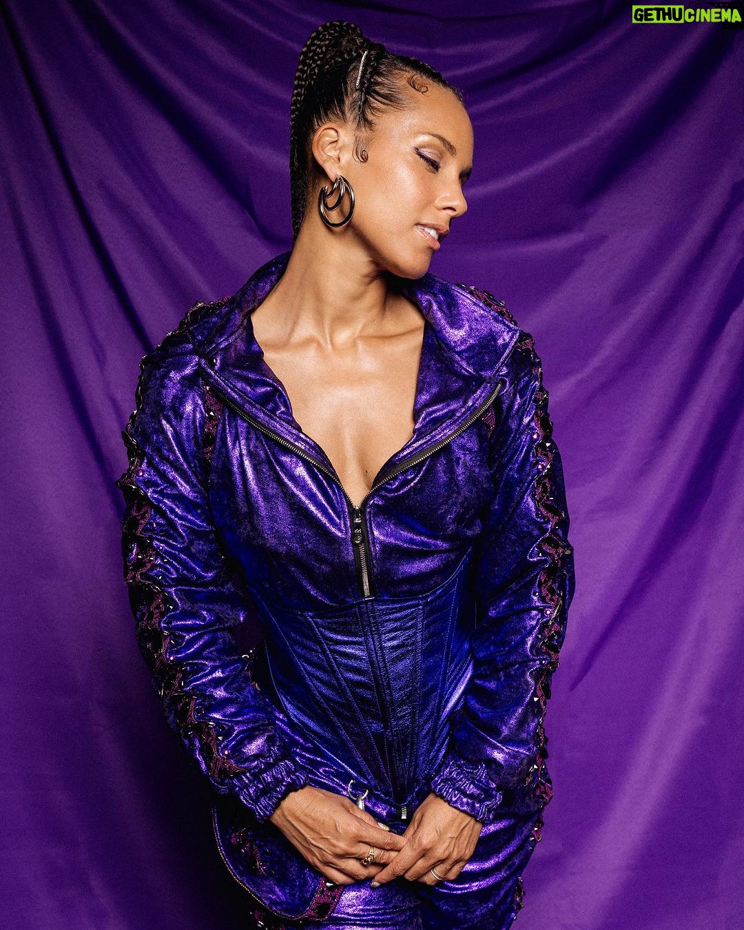 Alicia Keys Instagram - Can y’all guess my favorite color? 🤔💜✨