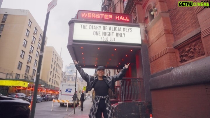 Alicia Keys Instagram - December 1, 2023 💫 I’ll never forget the love and support of this night. Celebrating Diary 20 with you meant the 🌎 to me!