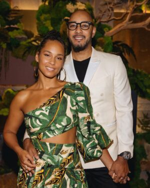 Alicia Keys Instagram - After all the running around, city to city, place to place, day to day, scehdule to scehdule, minute by minute 

you know just where you want to be and who loves you!

@therealswizzz 😍😍😍👑👑👑

My favorite place to be….