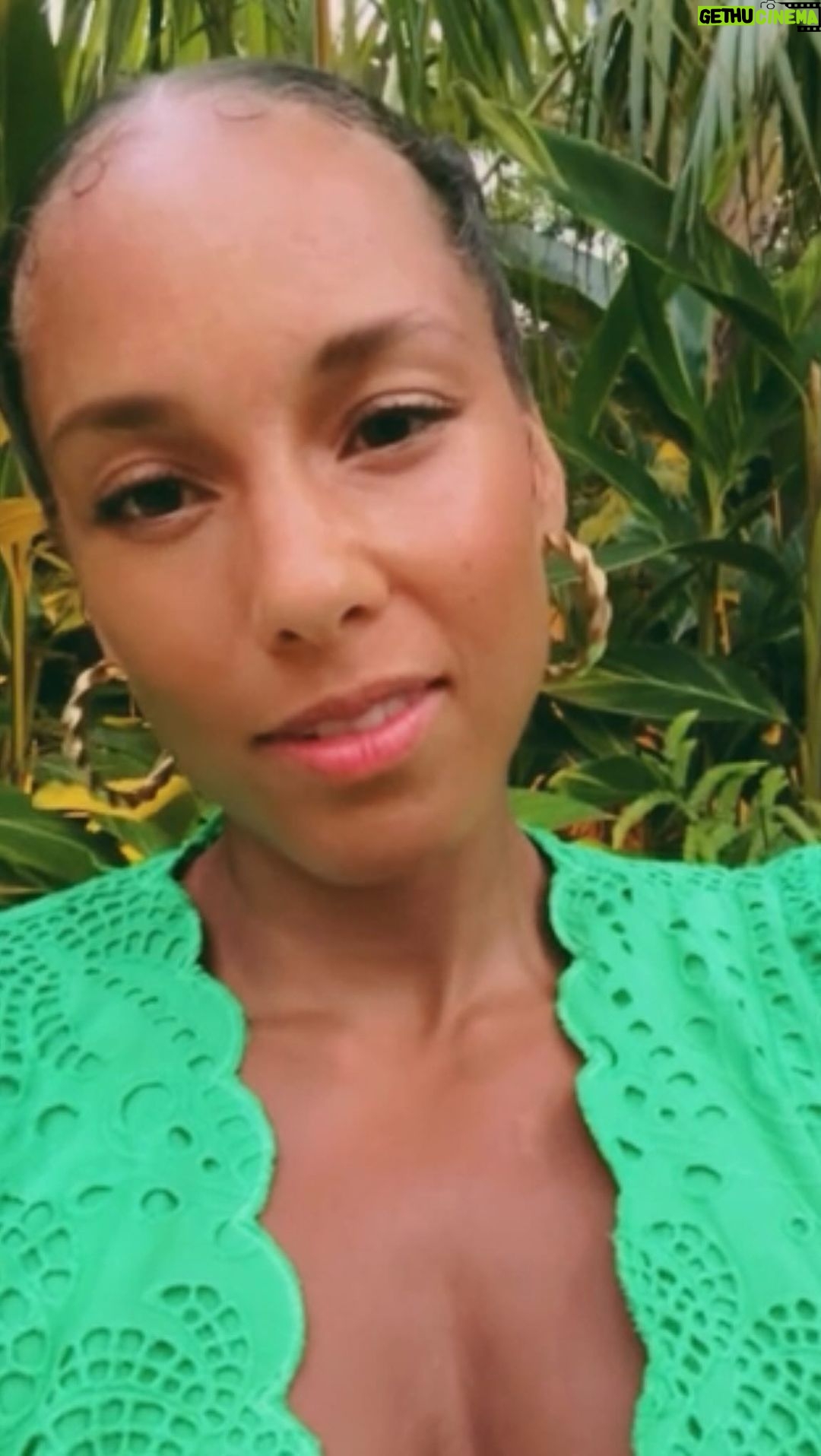 Alicia Keys Instagram - ✌🏽of ☮️: Owning Your Power Planning this Keys to the Summer tour really got me thinking about our own journeys of evolution. It feels GOOD to try new things. Stepping outside of the comfort zone and being forced to grow in ways we may not have known was possible!!! Learn what feels good for you and embrace that. Own your power. A little reminder to keep discovering YOU. How are you seeing yourself evolve? Build with me….