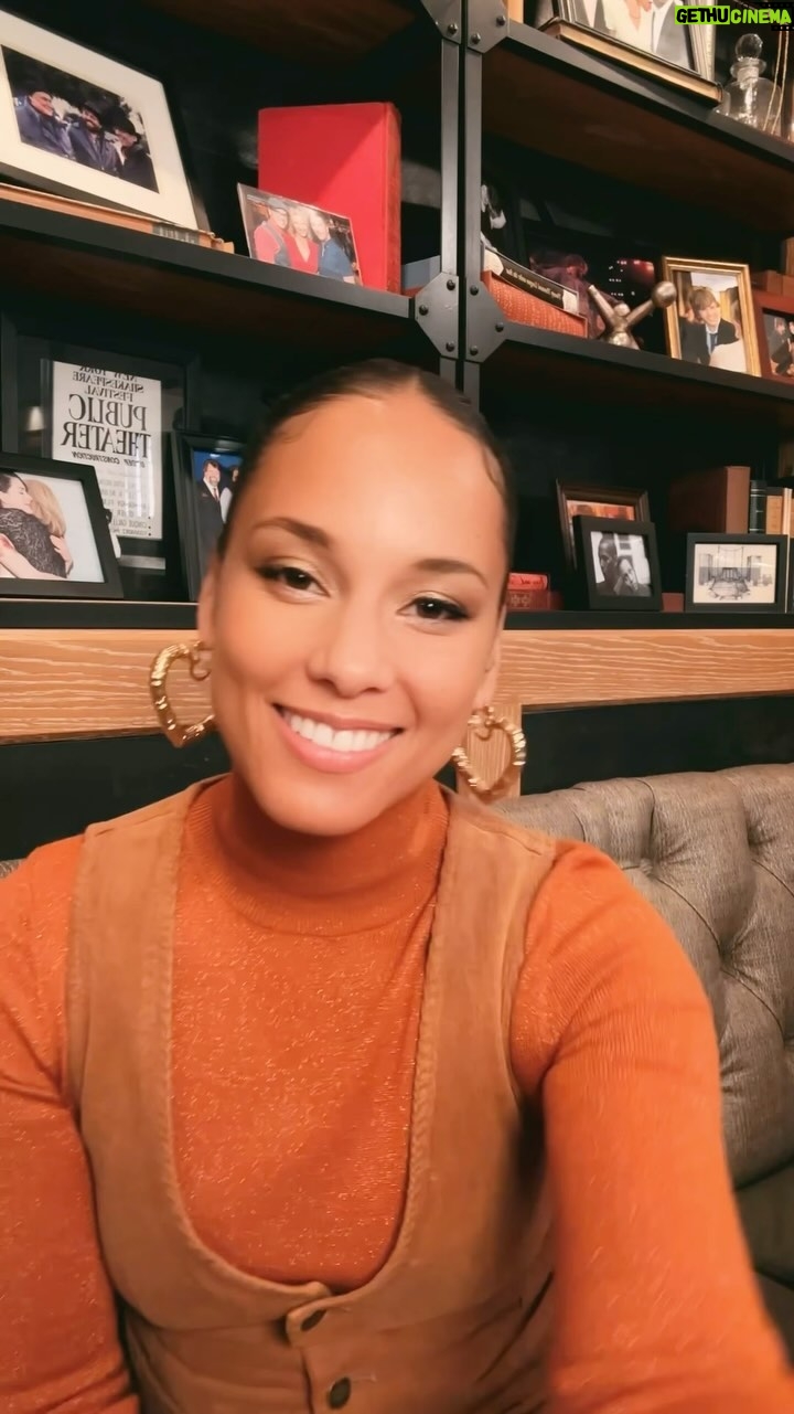 Alicia Keys Instagram - Today is the Day!!! The official release of The Diary of Alicia Keys 20 so you can celebrate the milestone of one of our favorite albums of all time!! ππ Donβt miss your chance to get this super SPECIAL vinyl only at @urbanoutfitters π«π«π« So we can sing these songs at the top of our lungs tonight live from Webster Hall in NYC!! It even has a unique 7 inch vinyl with my song Streets of New York with Nas & Rakim that was never released before on vinyl π€―π€―π€― I love yβall so much!!!! πππ
