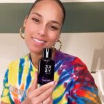 Alicia Keys Instagram - I love your smile!!! 😘☺️😊 Our mantra for today on my fav Be Luminous Exfoliator with Hojicha Powder and Mung Beans… is i am layered, complex and divine!! Yasss you are!!!