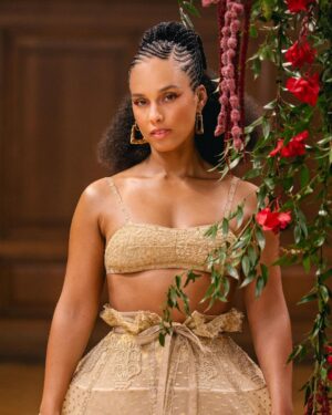 Alicia Keys Instagram - Some people need 3 dozen roses 
and that’s the only way to prove u love them 🌹✨#QueenCharlotte