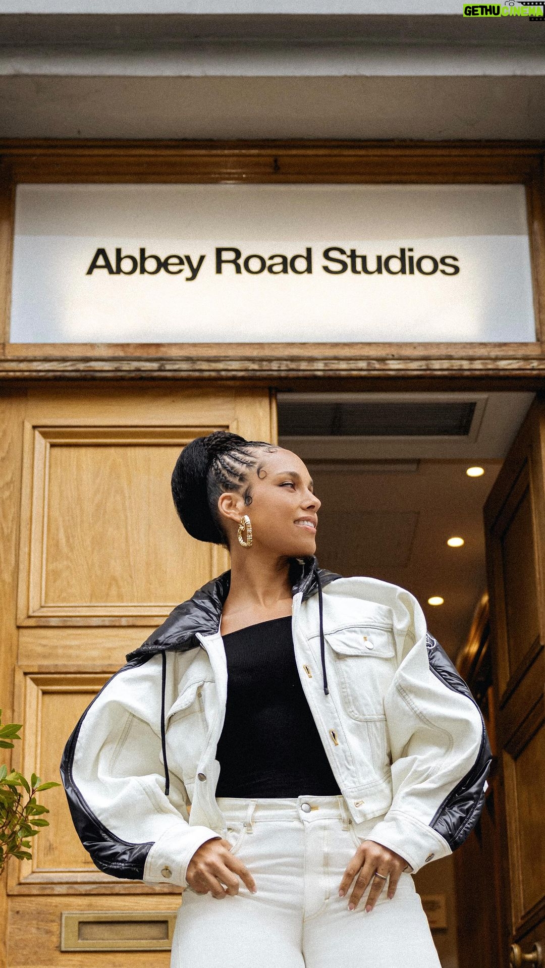 Alicia Keys Instagram - This is soooooo special to me!!! My ENTIRE catalog reimagined and remixed just for YOU!!! In spatial audio! Totally bespoke! Each file, each melody, each instrument to create the most beautiful sound. So YOU can experience it like never before. Even I haven’t heard it like this before 🤯 My sis @anntasticlv went innnn!!!!! Thank you to all the engineers that poured their love into this!! Go feel the magic on @applemusic ✨✨✨