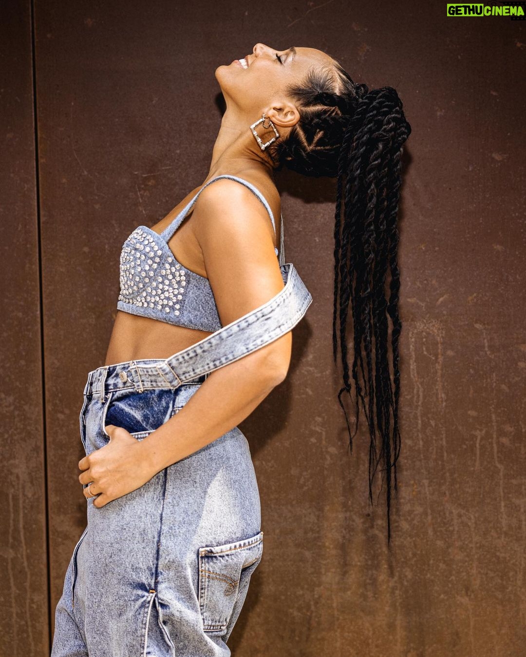 Alicia Keys Instagram - Countdown to Keys to the Summer tour starts now 💙🗝️💙🗝️💙