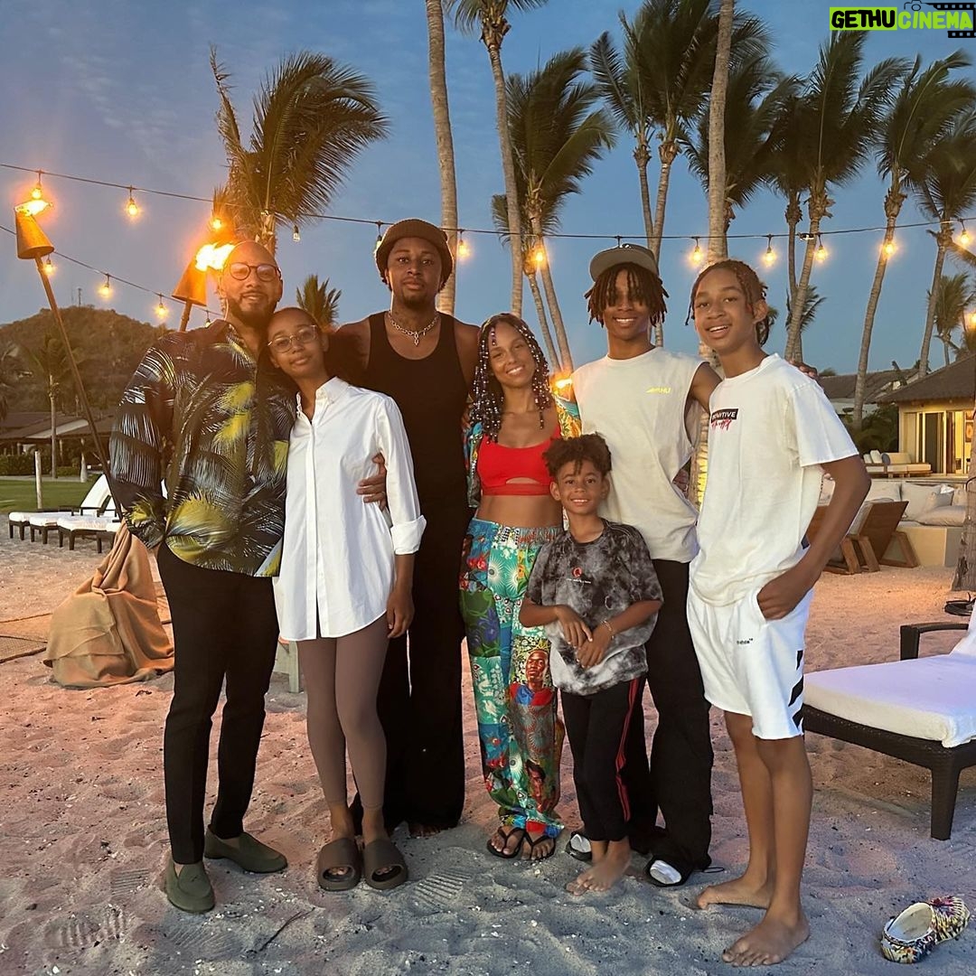 Alicia Keys Instagram - Balance. Working on balance. Iβm gonna give EVERYTHING to The Keys to the Summer Tour. But before that, a little time for me and those I love the mostβ¦..πππππππ¦π¦π¦#FSPuntaMita R u good at finding balance? Four Seasons Resort Punta Mita, Mexico