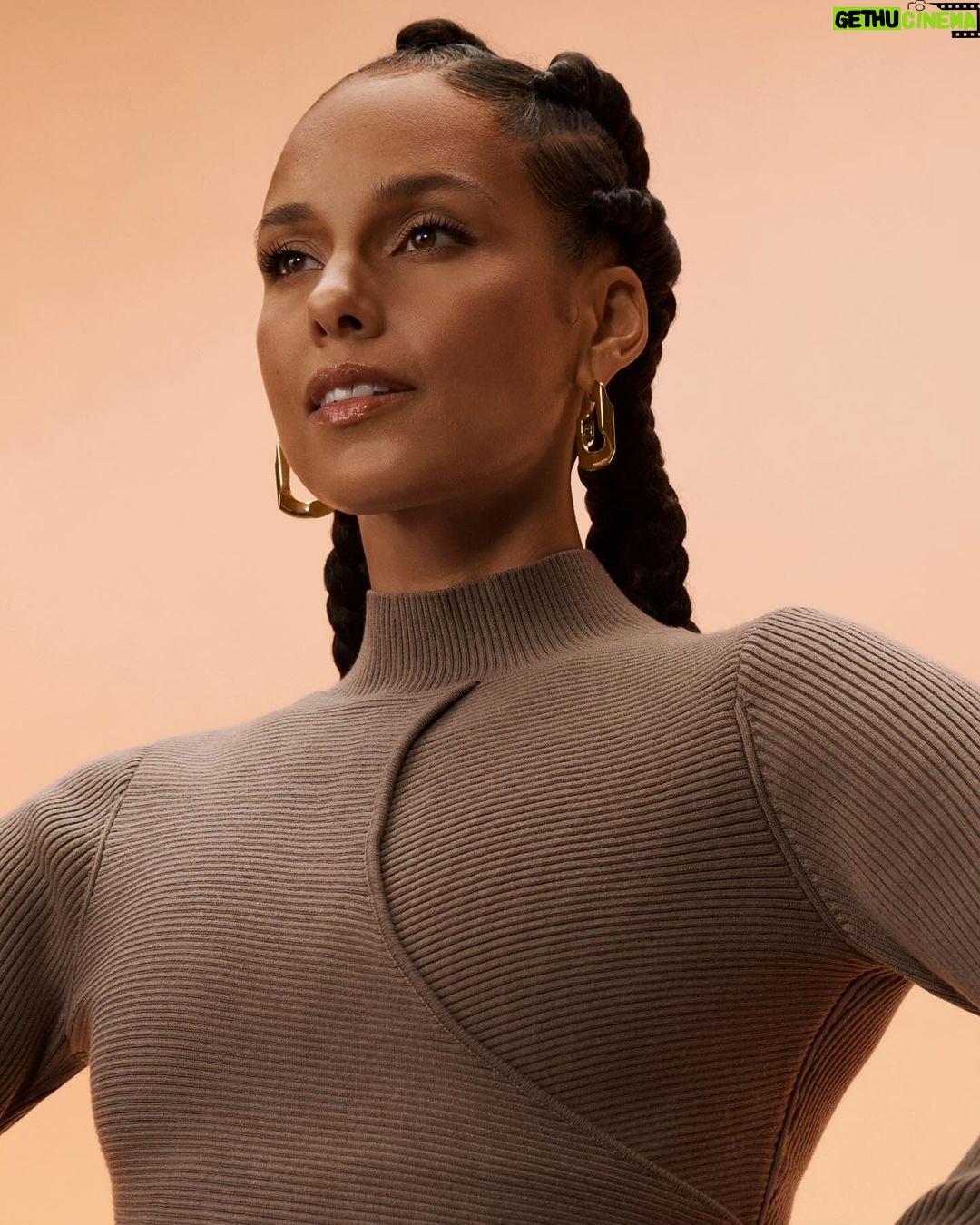Alicia Keys Instagram - IT’S HERE✨My latest collab with @Athleta just dropped and it’s soooo freshhhhh!!! 😍 This collection is all about freedom, newness, space to think, move and be YOU —it’s a brand new year, so give yourself a bold new start🔥🔥🔥 Tap to shop. #PowerofShe #AthletaXKeys