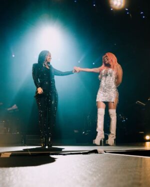 Alicia Keys Instagram - Te Amo, Colombia!! Woooooowwww!!! My first time in Colombia was mind blowing!!! Y’all gave me LIFE!!!!🇨🇴🇨🇴🇨🇴😘😘😘

Sharing the stage with my sister @karolg last night was magiccccccc!!! ✨✨✨✨