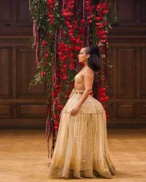 Alicia Keys Instagram - Some people need 3 dozen roses 
and that’s the only way to prove u love them 🌹✨#QueenCharlotte