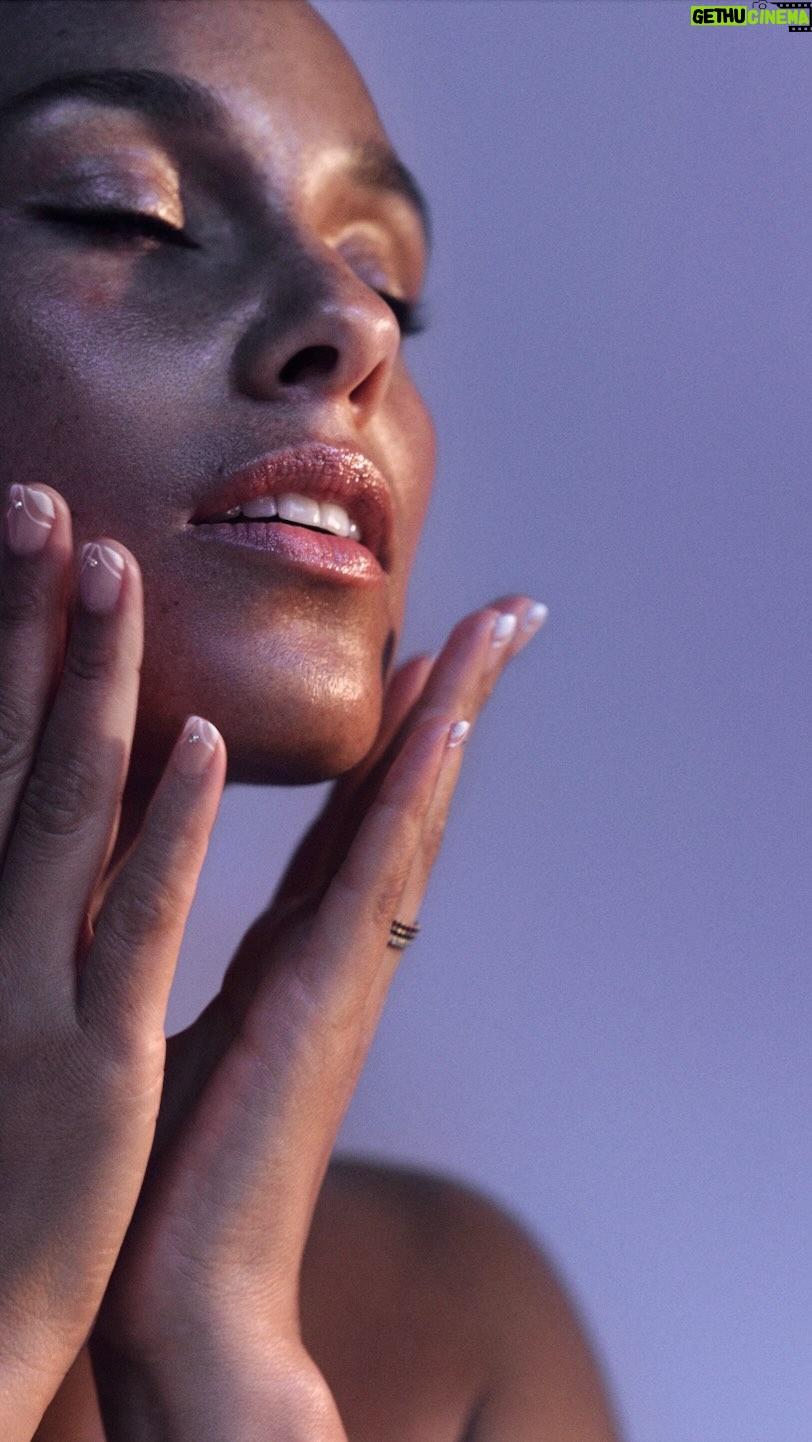 Alicia Keys Instagram - A brand new offering you are going to LOVE🚨Deeply Replenishing Squalane Facial Oil 💫💤💧 A lightweight non-greasy facial oil that hydrates your skin OVERNIGHT. I can’t wait for you to try this 💜💜💜 I’m in LOVE😍 P.S. catch me on @Amazonlive today at 3:30 PST/ 6:30 EST!!! Tune in….BIG news for @keyssoulcare