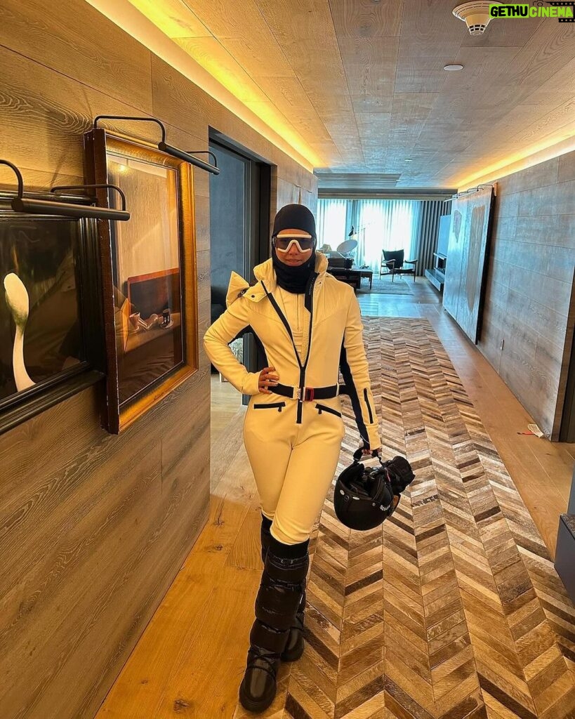 Alicia Keys Instagram - I bet y’all didn’t know I love skiing 🤣⛷️❄️ @fsvail #FSVail Four Seasons Resort and Residences Vail