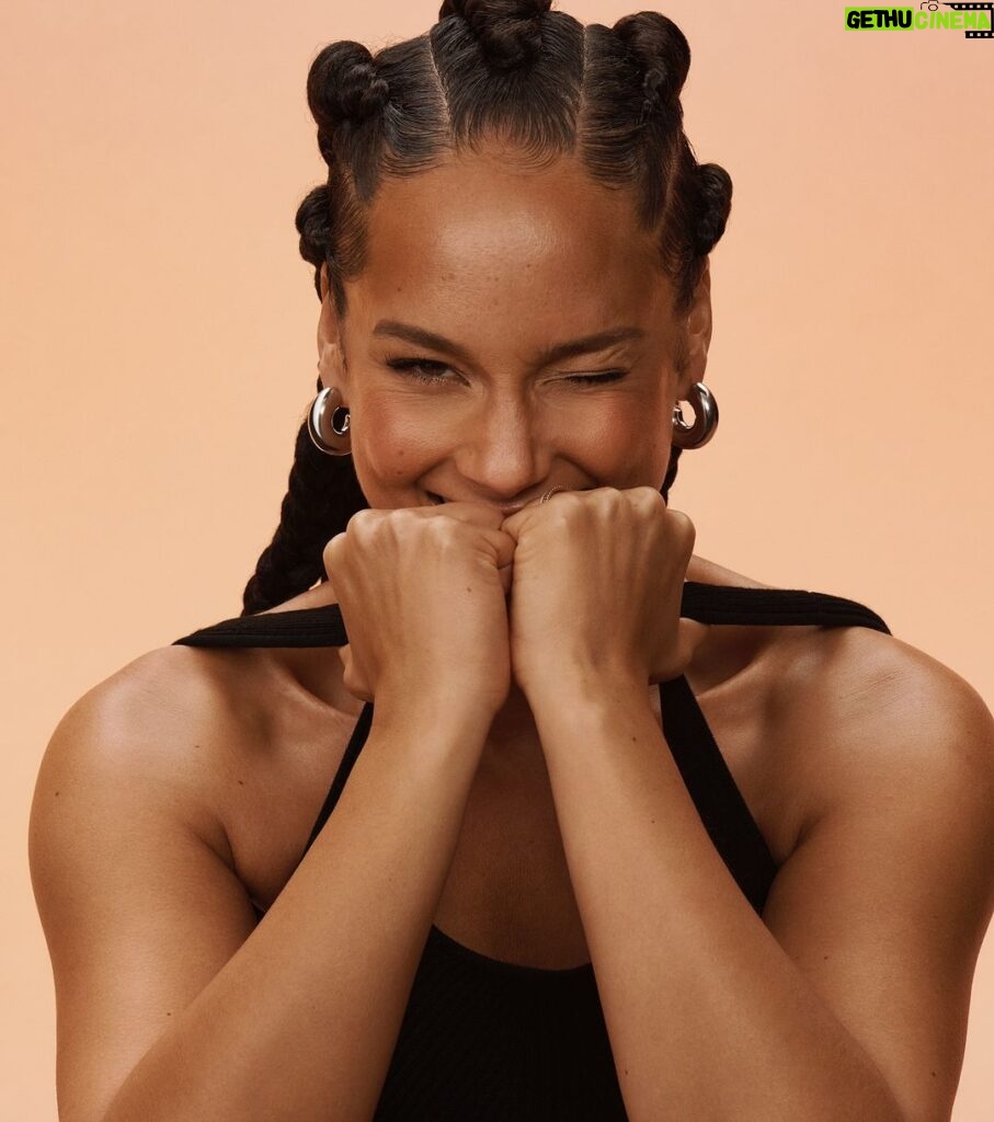 Alicia Keys Instagram - New year, great energy!!!!! I’ve been dreaming up something special with my friends over at @athleta✨💫 The latest collab drops this Thursday January 18th — get ready!!! #powerofshe #AthletaXKeys