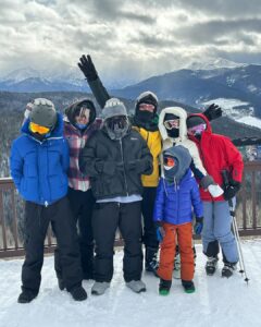Alicia Keys Instagram - I bet y’all didn’t know I love skiing 🤣⛷️❄️ @fsvail #FSVail Four Seasons Resort and Residences Vail