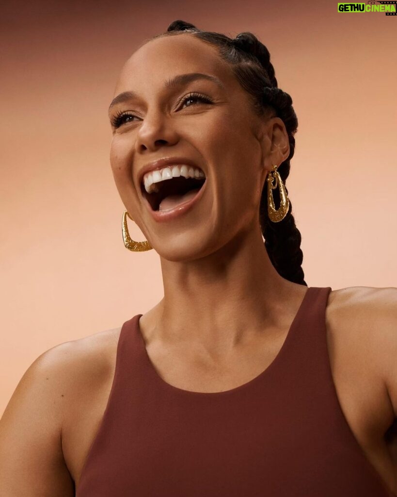 Alicia Keys Instagram - IT’S HERE✨My latest collab with @Athleta just dropped and it’s soooo freshhhhh!!! 😍 This collection is all about freedom, newness, space to think, move and be YOU —it’s a brand new year, so give yourself a bold new start🔥🔥🔥 Tap to shop. #PowerofShe #AthletaXKeys