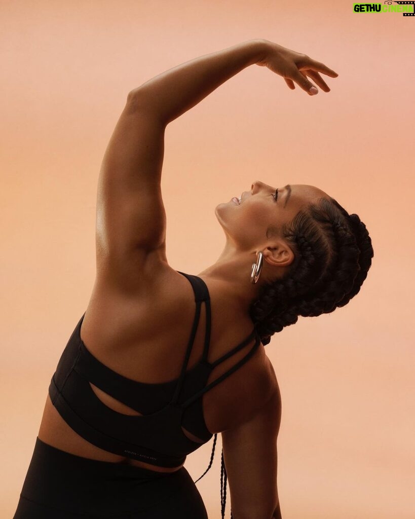 Alicia Keys Instagram - IT’S HERE✨My latest collab with @Athleta just dropped and it’s soooo freshhhhh!!! 😍 This collection is all about freedom, newness, space to think, move and be YOU —it’s a brand new year, so give yourself a bold new start🔥🔥🔥 Tap to shop. #PowerofShe #AthletaXKeys