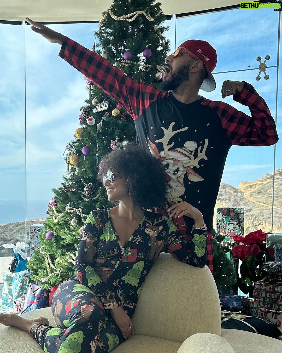 Alicia Keys Instagram - Happy Holidays from The Deans ✨🎁💜