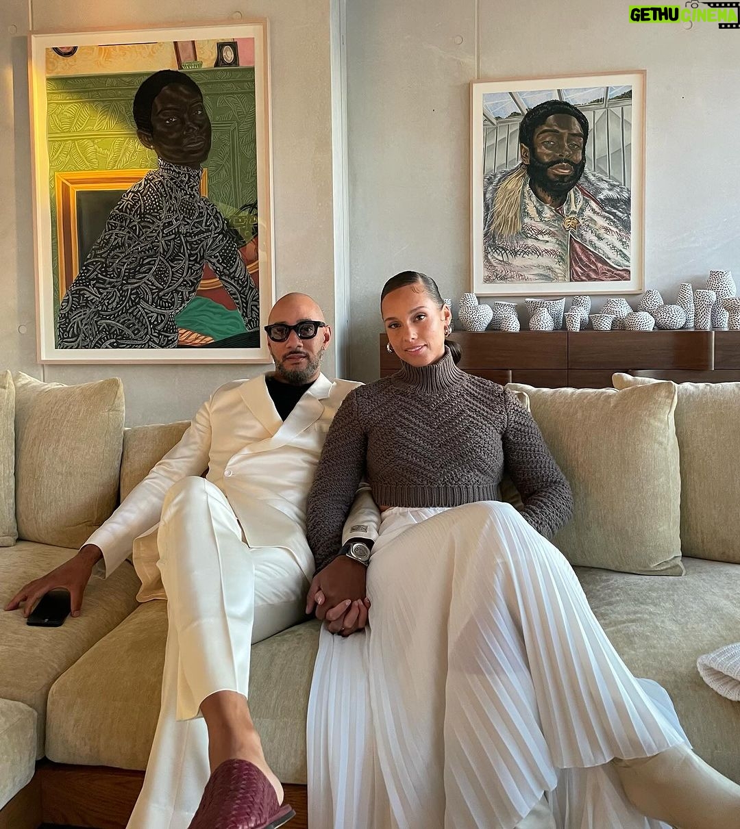 Alicia Keys Instagram - Been holding this incredible news close to the chest!! Now, it’s our pleasure to officially announce GIANTS: Art from the Dean Collection of Swizz Beatz and Alicia Keys opening on February 10 @brooklynmuseum! Tickets to #GiantsBkM available now!!!!!! A MUST SEE SHOW. Link in bio💥💥💥 Let’s get 2024 started!!💜 A BIG special thank you to all the GIANTS in the show!!! @TheDeanCollection @asherald @anamibia #BarkleyHendricks #DeanaLawson @rdeborah191 @derrickadamsny @dj_koolherc #EbonyGPatterson #ErnieBarnes @esthermahlanguart #FridaOrupabo @gordonparksfoundation @hankwillisthomas @hassanhajjaj_larache @chinatowntaylor @jamelshabazz @jarvisboyland @basquiatofficial @jlagarrigue @jordanmcasteel @kehindewiley @kennedyyanko @kwamebphoto @lornasimpson @lynetteyiadomboakye #MalickSidibe #MelekoMokgosi @mickalenethomas @nickcaveart @ninachanel @odiliodita #QualeashaWood @radcliffebaileyjr @studio_voltaphoto #TitusKaphar #ToyinOjihOdutola @tschabalalaself #VaughnSpann #zohraopoku