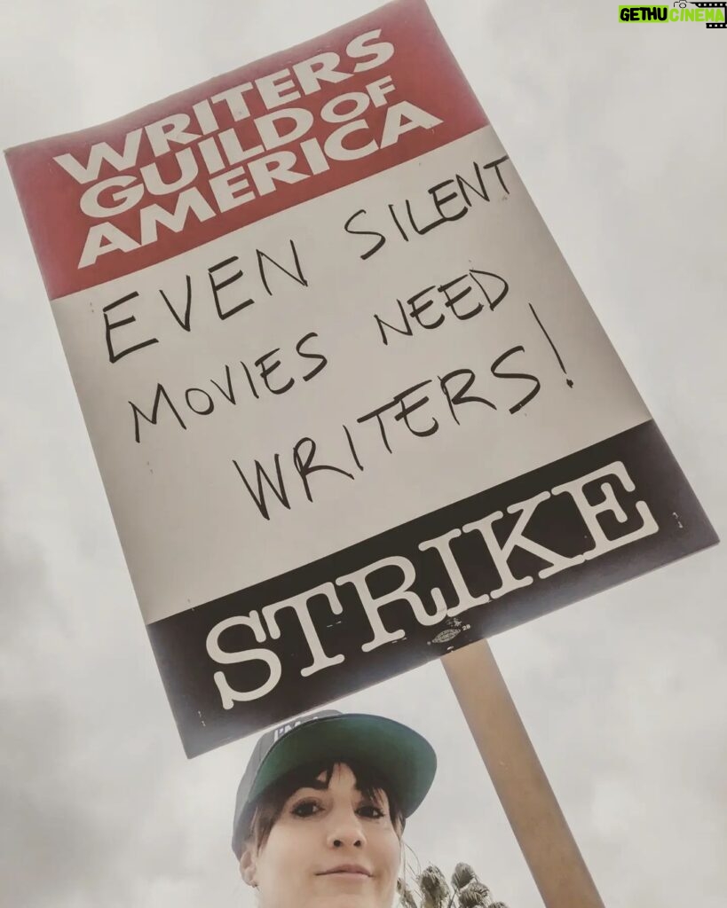 Alison Haislip Instagram - Babes support babes. SAG supports WGA. @ratigupta and I went to the picket lines today to celebrate the overwhelming approval of the SAG strike authorization vote. It's time for fair wages for all. We're watching, AMPTP. #SAGAFTRAstrong #WGAstrong #1u