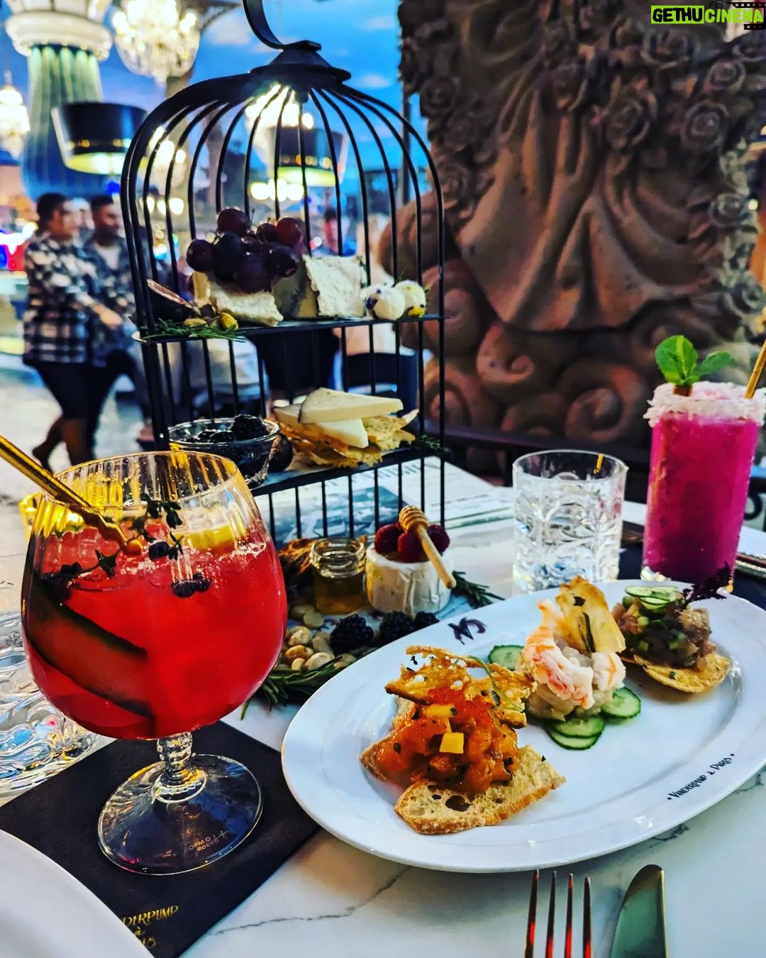 Alison Haislip Instagram - Vegas for 17 hours? Why not. π€πΈπ£οΈπ―