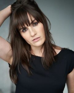 Alison Haislip Instagram - Oh hey there. 📸 @matt_kallish 💄 @makeup_by_kristine_ 💁‍♀️ @b_with_a_bee #oh #hey #there #headshot