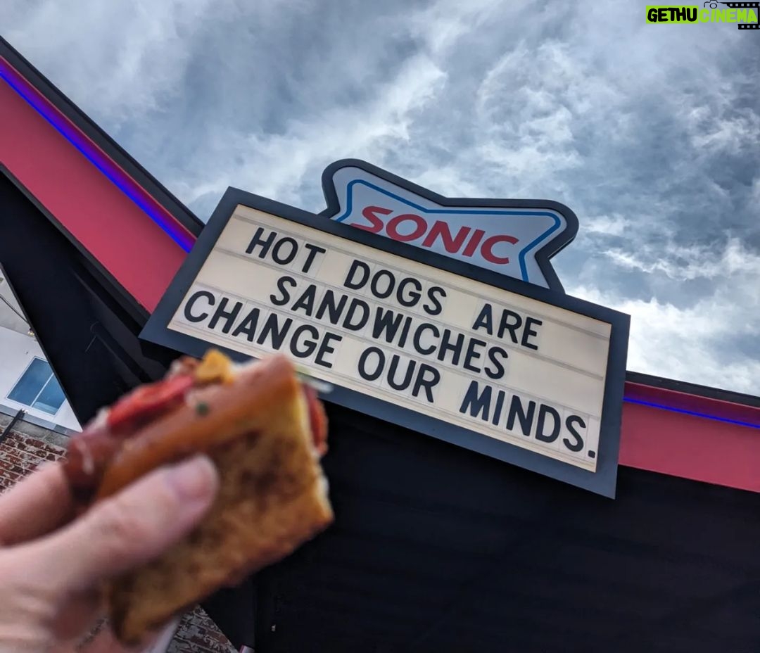 Alison Haislip Instagram - If there's anything @jenniferficarra and I love to do, it's EAT. Thanks for the invite to #chainfest, @pizzahut!