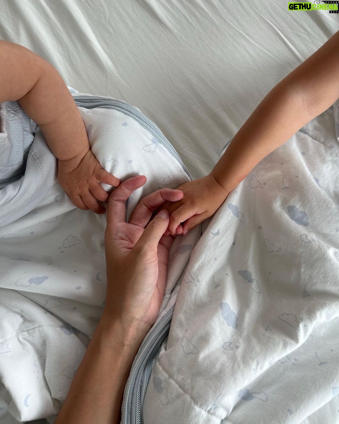 Alizée Williot Instagram - Thi-Waï a fait ses nuits vers 1 an Soa-Li 2 mois 😅 ok les enfants sont tous différents mais je n’ai surtout pas reproduit les mêmes erreurs avec Li-Li. Car dieu sait à quel point le manque de sommeil est une véritable torture 🙏🏼 en tout cas pour ma part tout est tellement plus facile avec la 2ème, c’est pareil pour vous ?