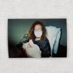 Alizée Williot Instagram - Meilleure idée du siècle d’avoir immortalisé ses 3 premiers mois avec un Kodak ! J’aime trop ce genre de photos ❤️ Maxime me dit que sur la 4ème je ressemble à une adolescente de 15 ans qui vient se faire opérer de l’appendicite mdrrr et vous quelle est votre photo préférée ?