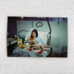 Alizée Williot Instagram - Meilleure idée du siècle d’avoir immortalisé ses 3 premiers mois avec un Kodak ! J’aime trop ce genre de photos ❤️ Maxime me dit que sur la 4ème je ressemble à une adolescente de 15 ans qui vient se faire opérer de l’appendicite mdrrr et vous quelle est votre photo préférée ?