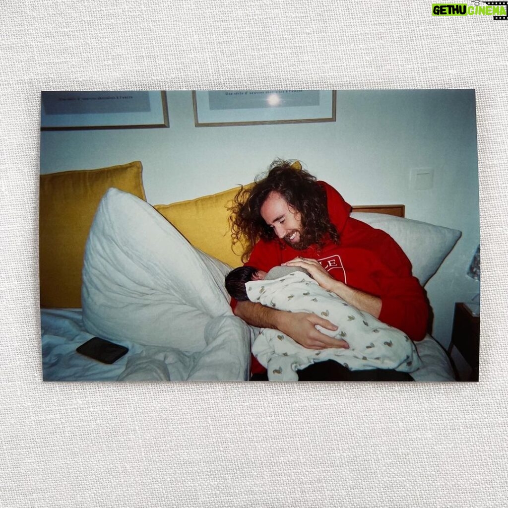 Alizée Williot Instagram - Meilleure idée du siècle d’avoir immortalisé ses 3 premiers mois avec un Kodak ! J’aime trop ce genre de photos ❤️ Maxime me dit que sur la 4ème je ressemble à une adolescente de 15 ans qui vient se faire opérer de l’appendicite mdrrr et vous quelle est votre photo préférée ?