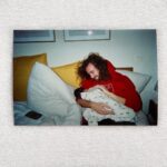 Alizée Williot Instagram – Meilleure idée du siècle d’avoir immortalisé ses 3 premiers mois avec un Kodak ! J’aime trop ce genre de photos ❤️ Maxime me dit que sur la 4ème je ressemble à une adolescente de 15 ans qui vient se faire opérer de l’appendicite mdrrr et vous quelle est votre photo préférée ?