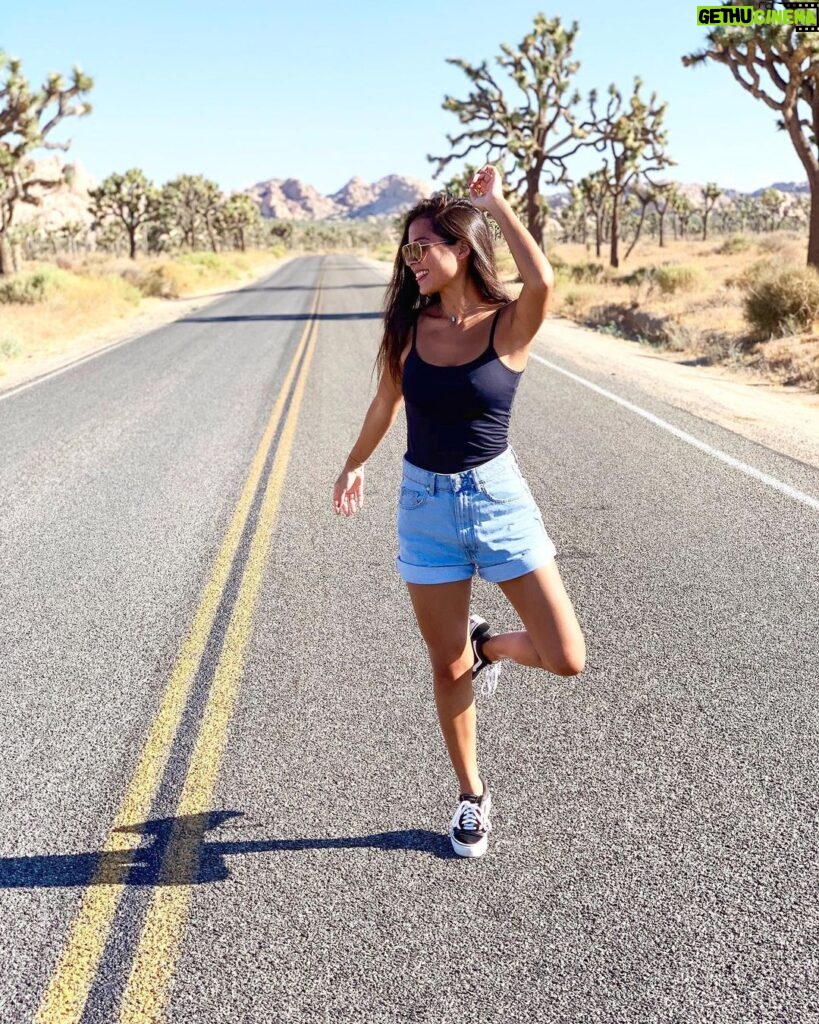 Alizée Williot Instagram - Joshua Tree, un de mes meilleurs moments de ce road trip. Perdue dans cette immensité. Il n’y a rien de plus beau et de plus apaisant, que ce que nous offre la nature. Joshua Tree, California