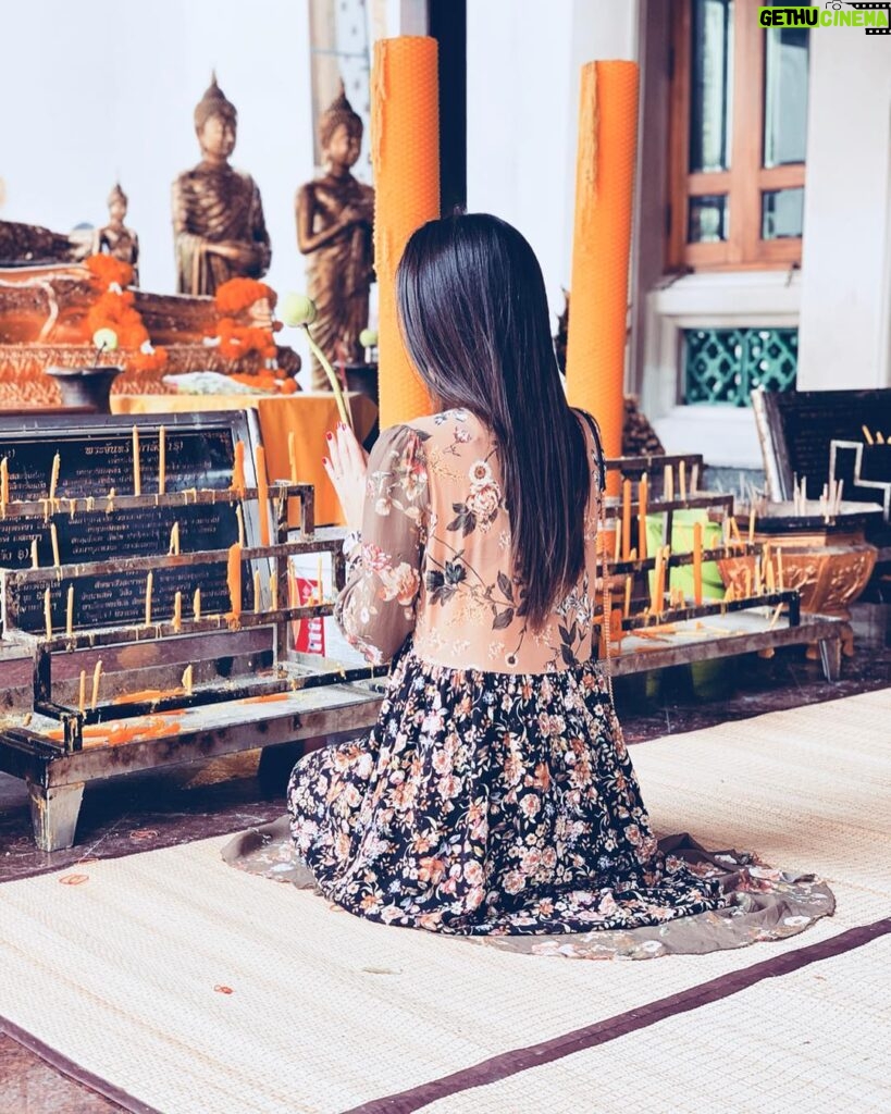 Alizée Williot Instagram - Au temple Wat Pho, où l’espace d’un instant le temps s’est arrêté... 🙏🏼❤️ Wat Pho Temple, Bangkok