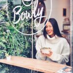 Alizée Williot Instagram - Comme apparemment la story d’hier midi vous a donné envie 😜 On s’est dit avec @bowlypoke que ça pouvait être cool de vous offrir un repas avec la personne de votre choix ! Et donc pour y participer, vous devez juste commenter cette photo en taguant la personne que tu souhaites inviter avec toi et suivre @bowlypoke ❤️ Bonne chance mes coquelicots ! Tirage au sort jeudi matin, le gagnant sera annoncé dans ma story et contacté en MP 😘 Bowly