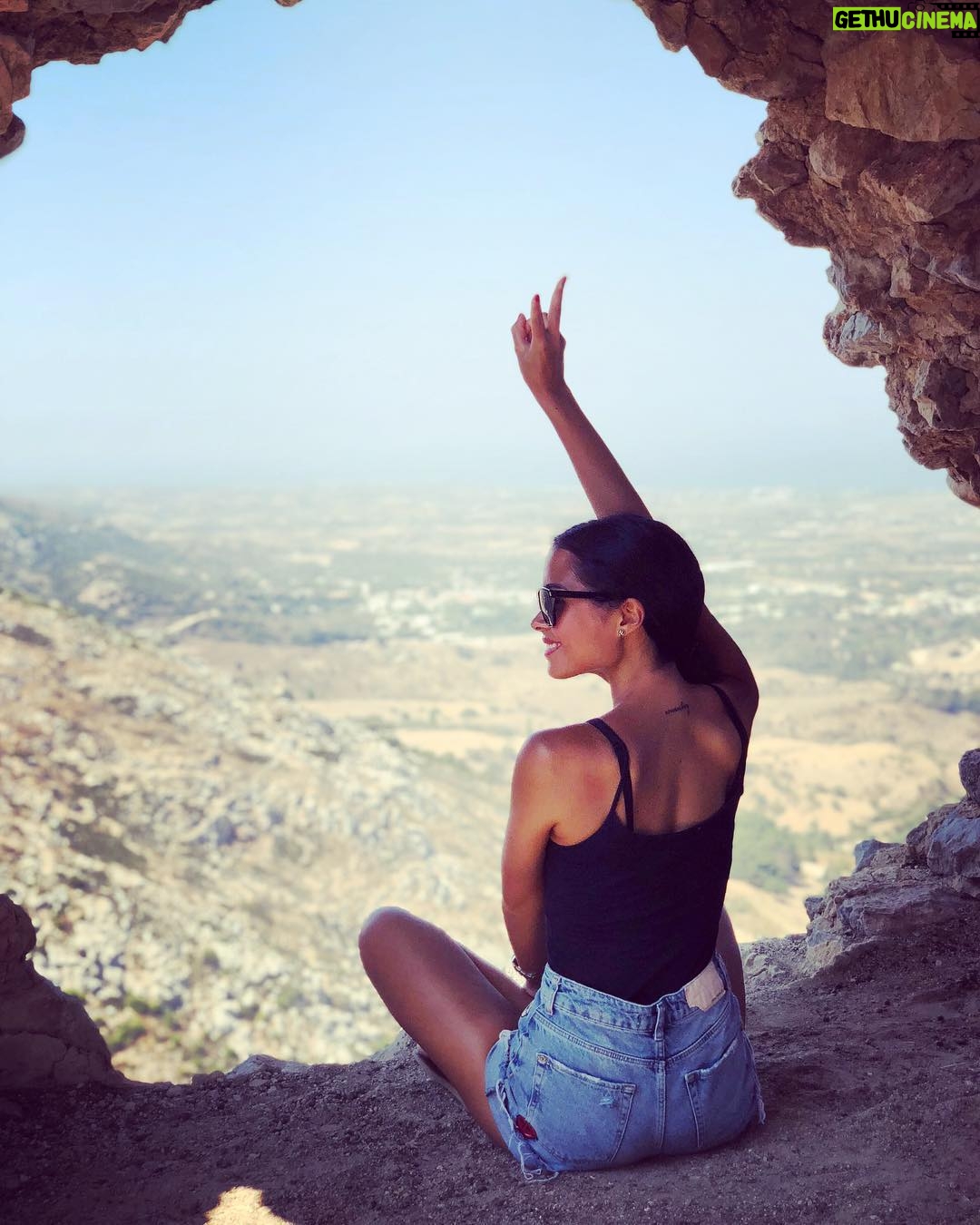 Alizée Williot Instagram - Pépouze dans ma grotte ✌🏼 Palio Pyli