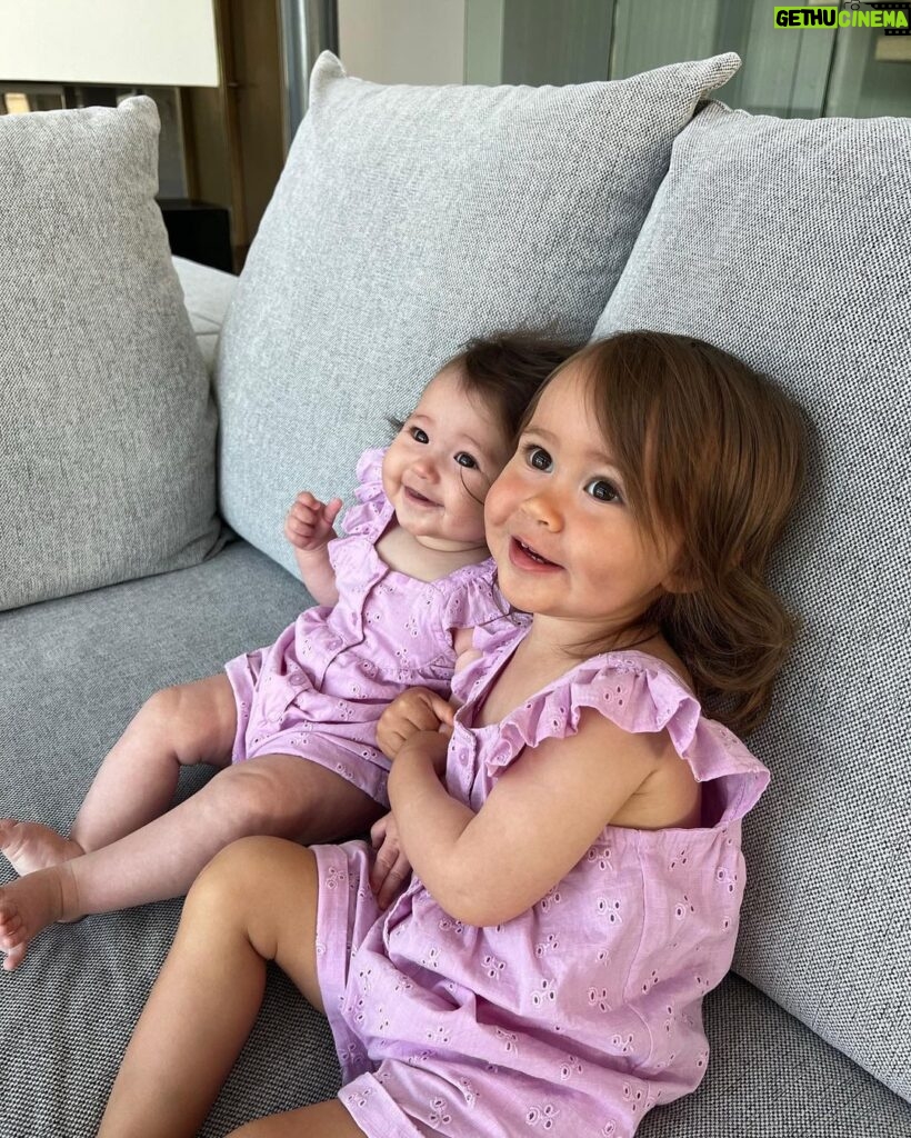 Alizée Williot Instagram - Mes bébés 💜 Je trouve qu’elles se ressemblent de plus en plus ! Des jumsss