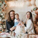 Alizée Williot Instagram – Joyeux anniversaire mon amour. 1 an déjà, 1 an que tu as chamboulé ma vie. Encore plus belle elle est aujourd’hui grâce à toi. Tu es le fruit de notre amour et nous sommes si fiers de la petite fille que tu deviens, souriante, rigolote, câline, un vrai petit rayon de soleil. Je t’aime si fort ❤️ 

Photos @olivia__poirier 
Organisation @nora_eventdesigner 
Gâteau @unepartdecharlotte 
Repas @aurelie_scarabin