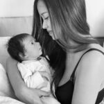 Alizée Williot Instagram - 1 mois de toi, 1 mois de nous 🖤 Je n’ai jamais été aussi fatiguée de ma vie, difficile de ne pas dormir plus de 3h d’affilée depuis 1 mois 😅 mais je n’ai à la fois jamais été aussi heureuse et épanouie ! Être maman est indéniablement le plus beau rôle de ma vie. #grateful